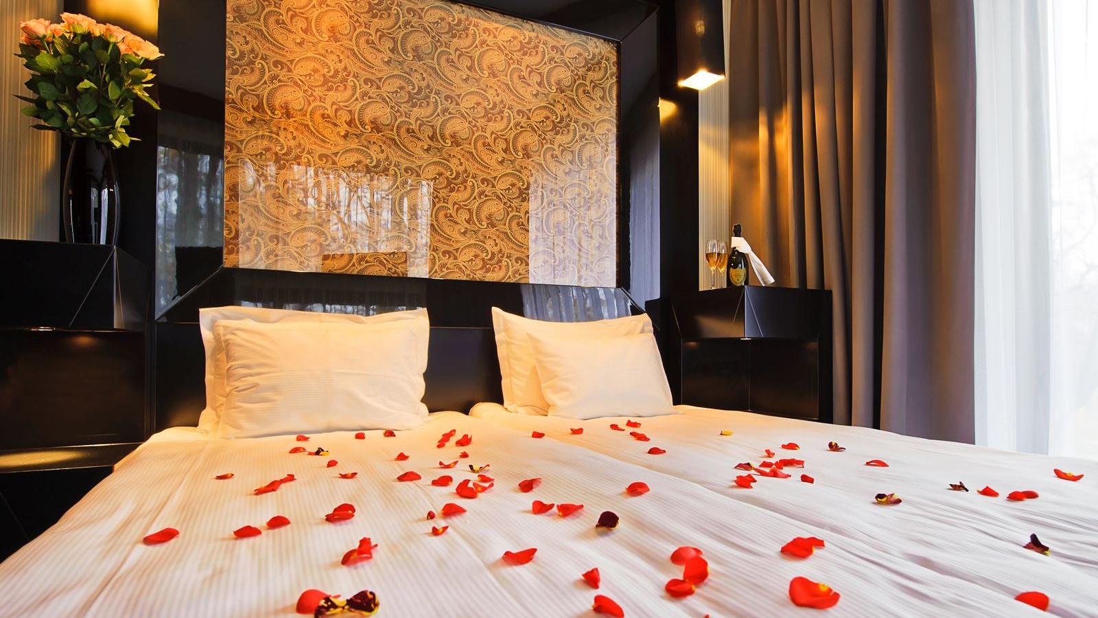 호텔 플래티넘 팰리스 브로츠와프 외부 사진 A bed with rose petals