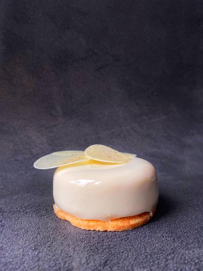 호텔 플래티넘 팰리스 브로츠와프 외부 사진 A lemon tart