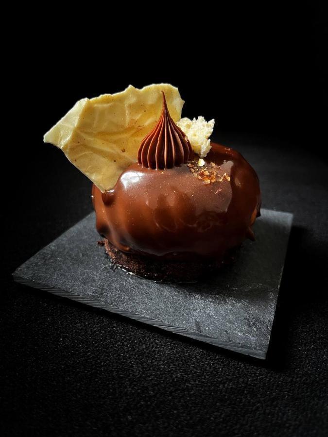 호텔 플래티넘 팰리스 브로츠와프 외부 사진 A chocolate dessert