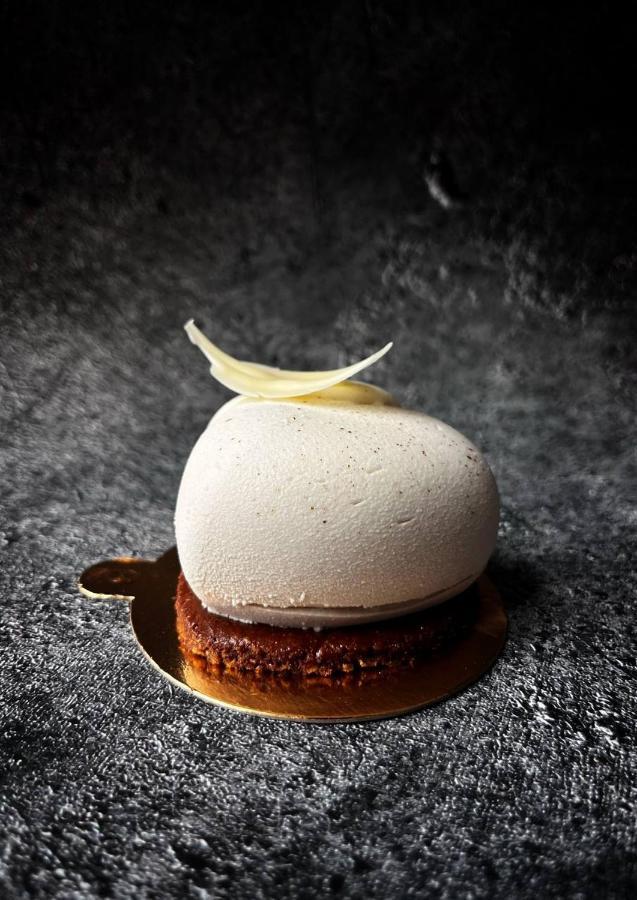호텔 플래티넘 팰리스 브로츠와프 외부 사진 A dome dessert