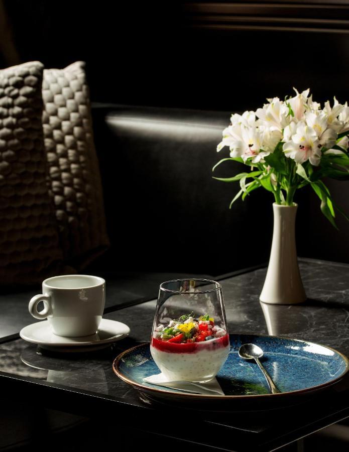 호텔 플래티넘 팰리스 브로츠와프 외부 사진 A cup of coffee and a vase of flowers