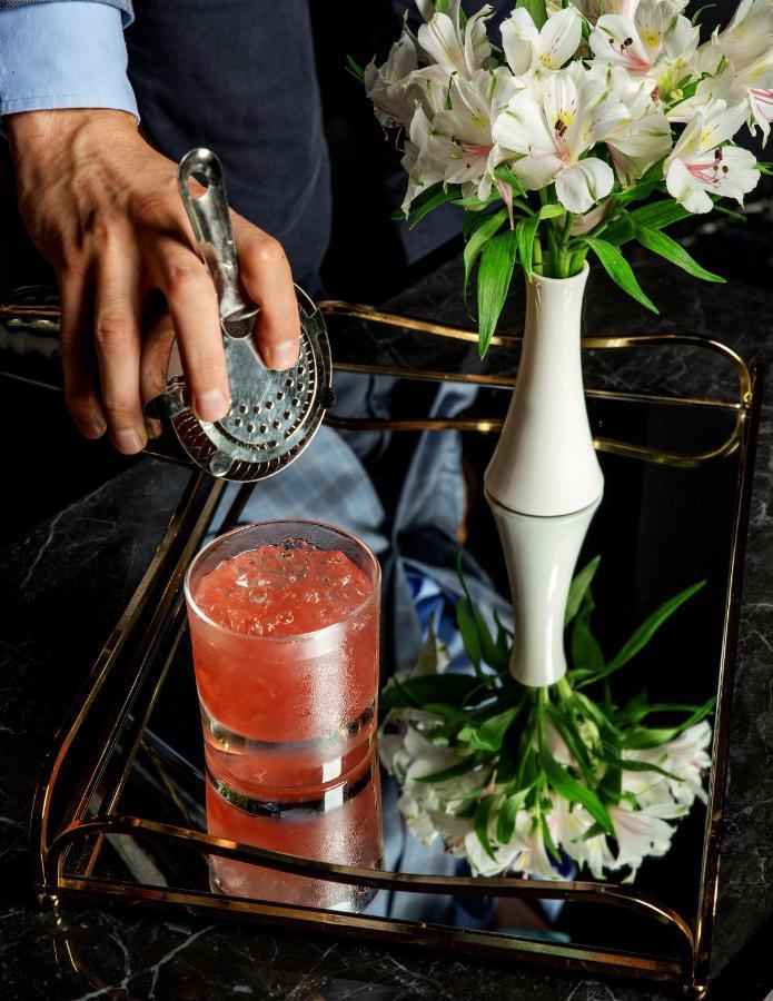 호텔 플래티넘 팰리스 브로츠와프 외부 사진 A bartender straining a cocktail