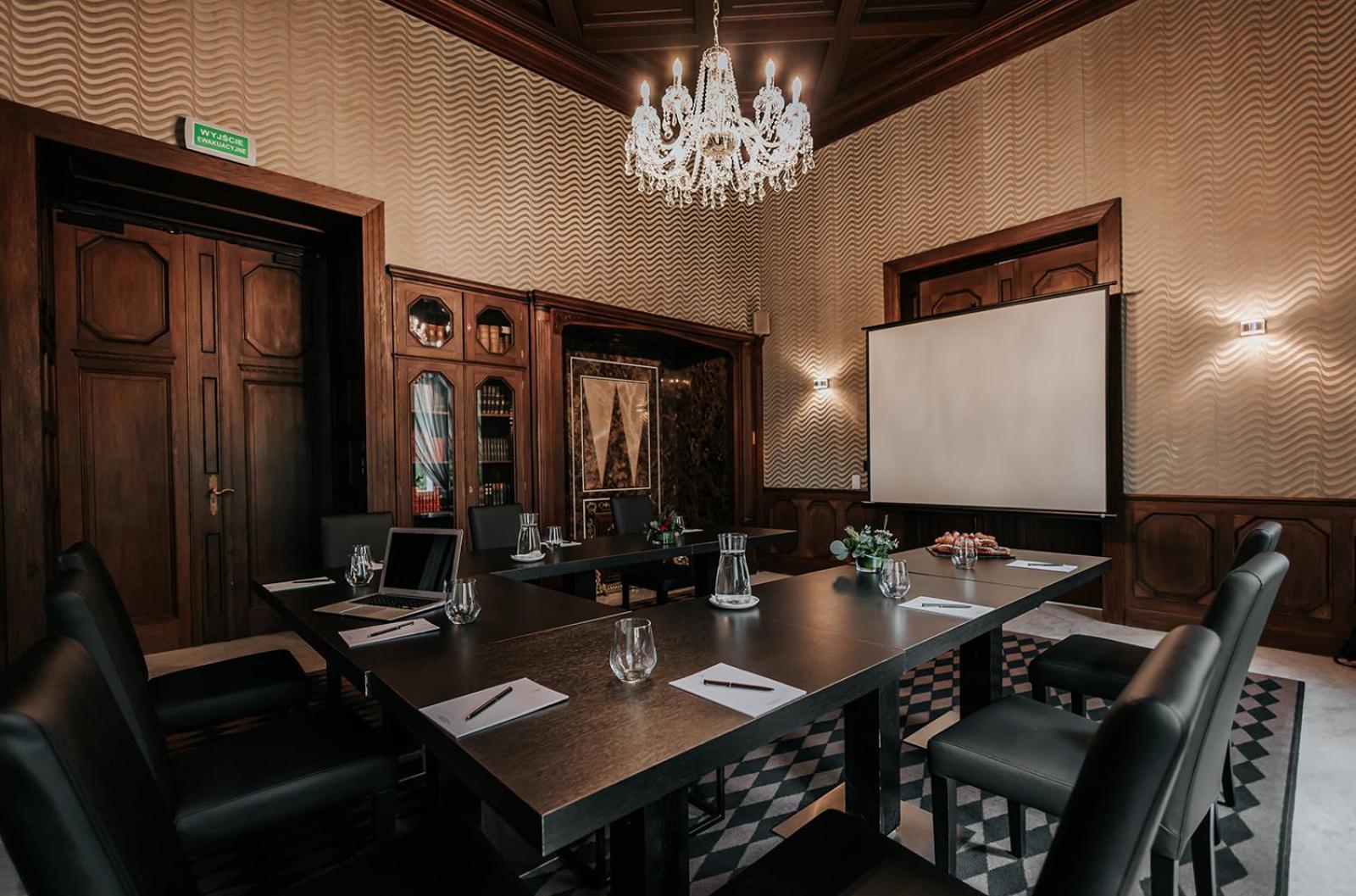호텔 플래티넘 팰리스 브로츠와프 외부 사진 The boardroom at the hotel