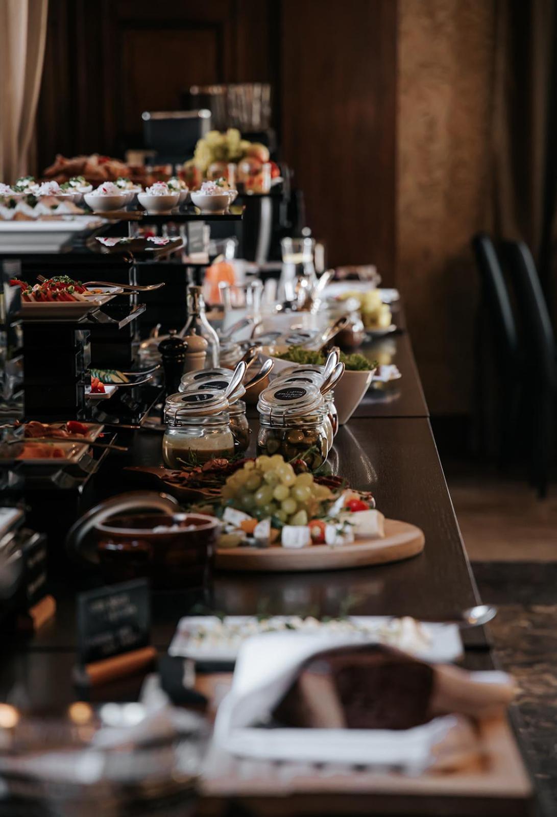 호텔 플래티넘 팰리스 브로츠와프 외부 사진 A buffet at a restaurant
