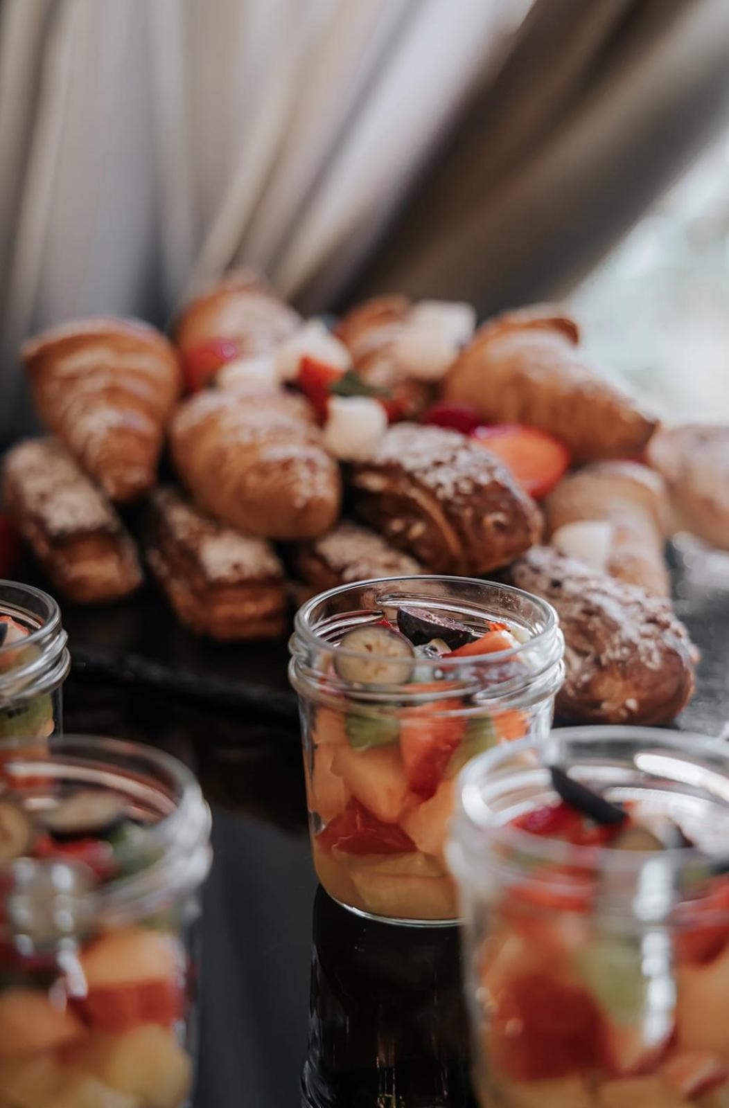 호텔 플래티넘 팰리스 브로츠와프 외부 사진 A selection of pastries and fruit