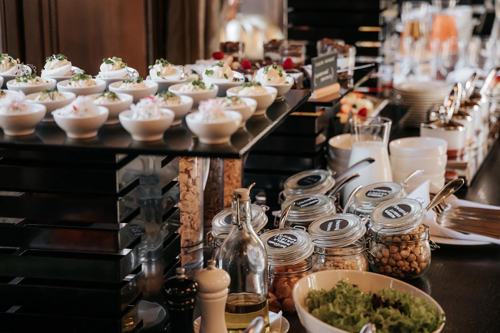 호텔 플래티넘 팰리스 브로츠와프 외부 사진 A buffet at a restaurant