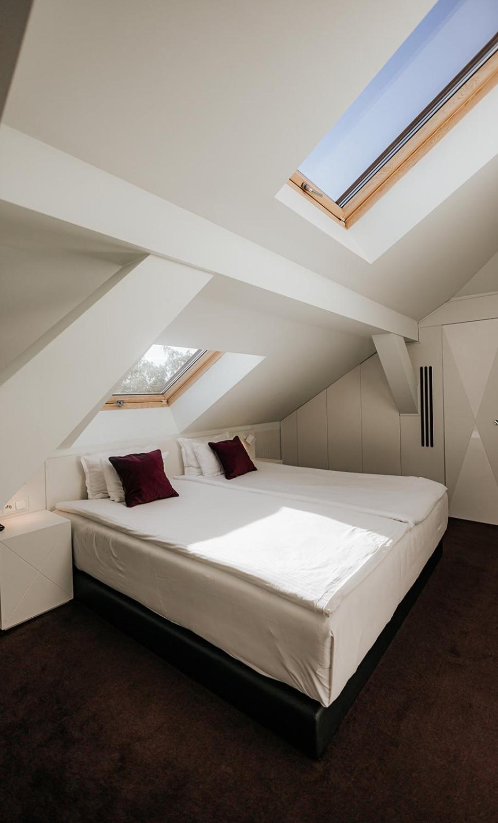 호텔 플래티넘 팰리스 브로츠와프 외부 사진 A bedroom with a skylight