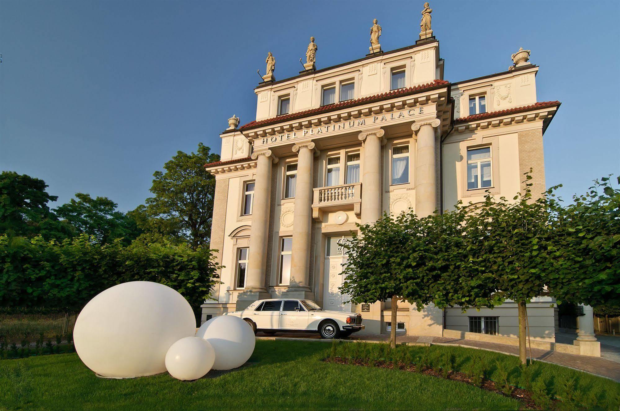호텔 플래티넘 팰리스 브로츠와프 외부 사진 The main building of the Academy